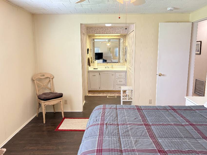 937 Kenoma W:  This Is A Steal Of A Deal On A 2/2 Home In Active 55+ Community.  3 Heated Pools, 3 Clubhouses, Pickleball, Te a Venice, FL Mobile or Manufactured Home for Sale