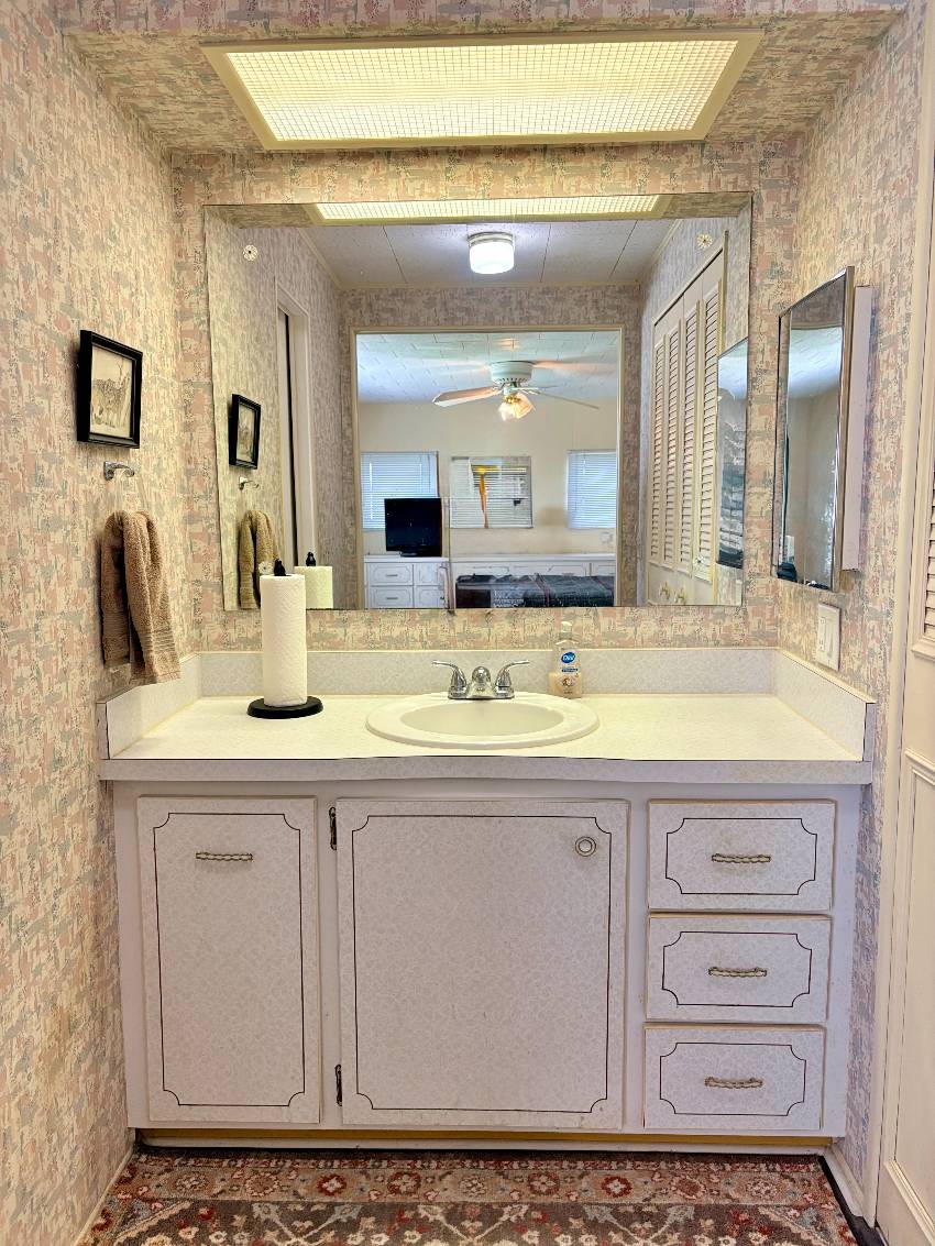 937 Kenoma W:  This Is A Steal Of A Deal On A 2/2 Home In Active 55+ Community.  3 Heated Pools, 3 Clubhouses, Pickleball, Te a Venice, FL Mobile or Manufactured Home for Sale