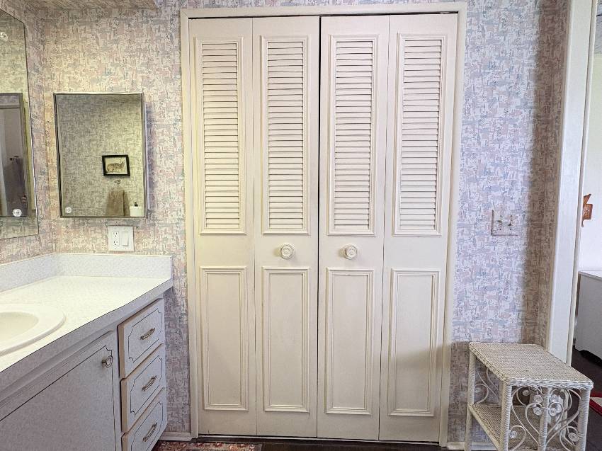 937 Kenoma W:  This Is A Steal Of A Deal On A 2/2 Home In Active 55+ Community.  3 Heated Pools, 3 Clubhouses, Pickleball, Te a Venice, FL Mobile or Manufactured Home for Sale