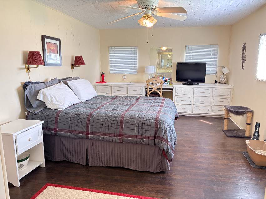937 Kenoma W:  This Is A Steal Of A Deal On A 2/2 Home In Active 55+ Community.  3 Heated Pools, 3 Clubhouses, Pickleball, Te a Venice, FL Mobile or Manufactured Home for Sale