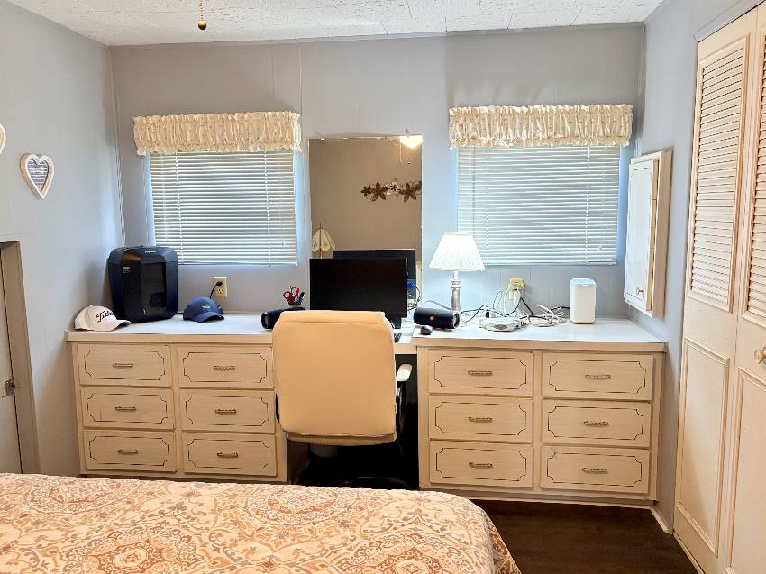 937 Kenoma W:  This Is A Steal Of A Deal On A 2/2 Home In Active 55+ Community.  3 Heated Pools, 3 Clubhouses, Pickleball, Te a Venice, FL Mobile or Manufactured Home for Sale