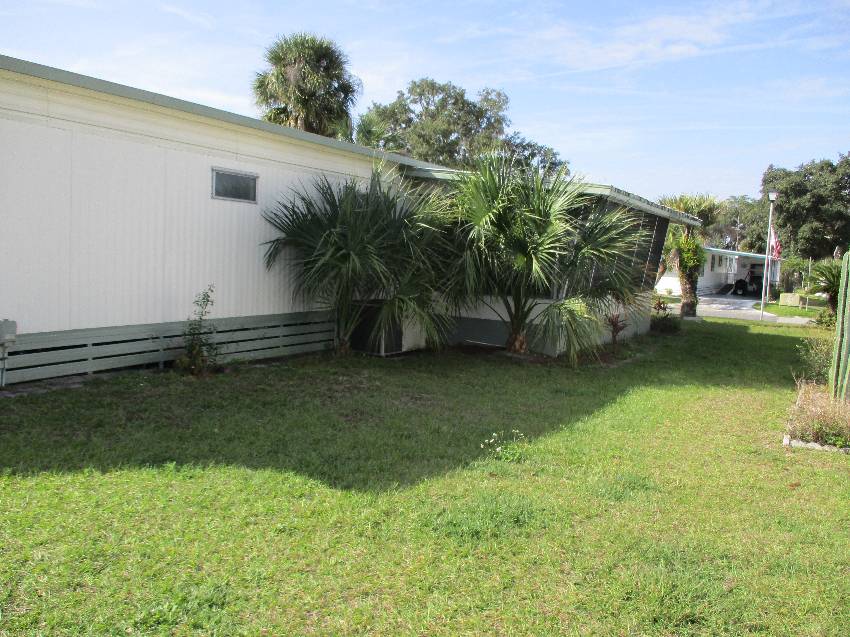 Leesburg, FL Mobile Home for Sale located at 714 Coachwood E Leesburg