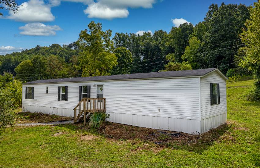 Surgoinsville, TN Mobile Home for Sale located at 404 Amis Chapel Road 