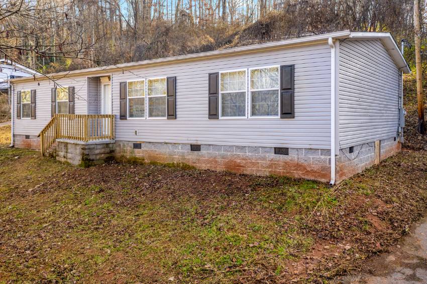 Knoxville, TN Mobile Home for Sale located at 220 Jerry Lane 