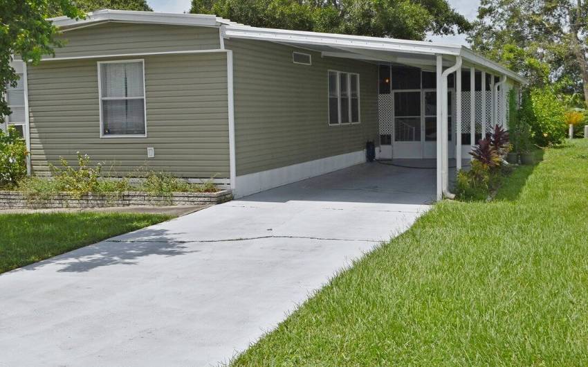 Mobile home for sale in Dundee, FL